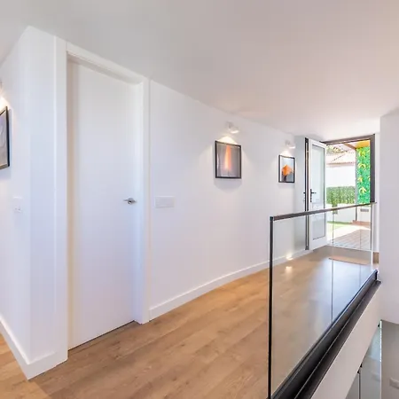 Modern Balcony Terrace House Solarium - Parking